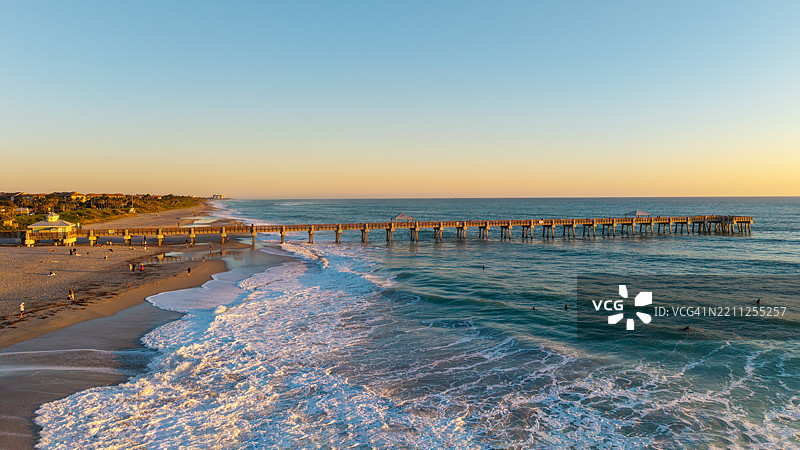 早晨从空中无人机视角俯瞰朱诺海滩码头图片素材
