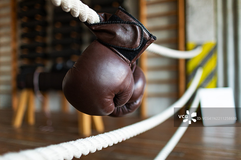 拳击手套挂在拳击台绳索上图片素材