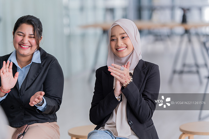 研讨会会议亚洲女性成人热烈欢迎演讲者的手掌声股票照片图片素材