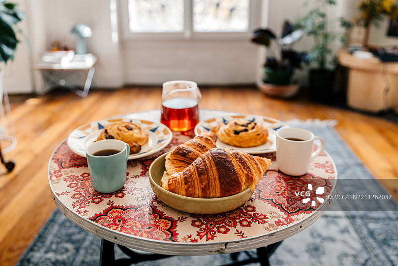 在巴黎公寓享用新鲜的可颂面包和咖啡作为早餐，法国巴黎图片素材