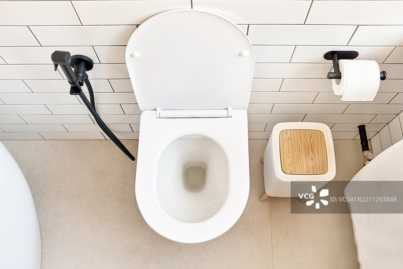 现代浴室里的马桶，配有坐浴盆和垃圾桶图片素材