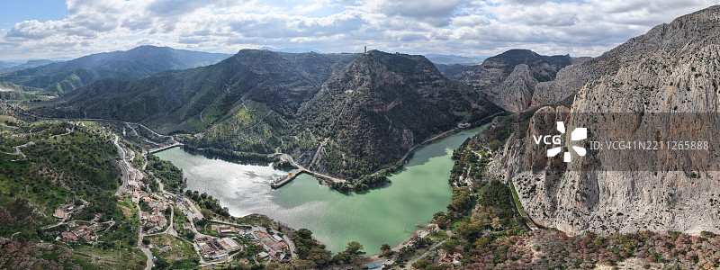 西班牙安达卢西亚马拉加的埃尔乔罗水电站鸟瞰全景。图片素材