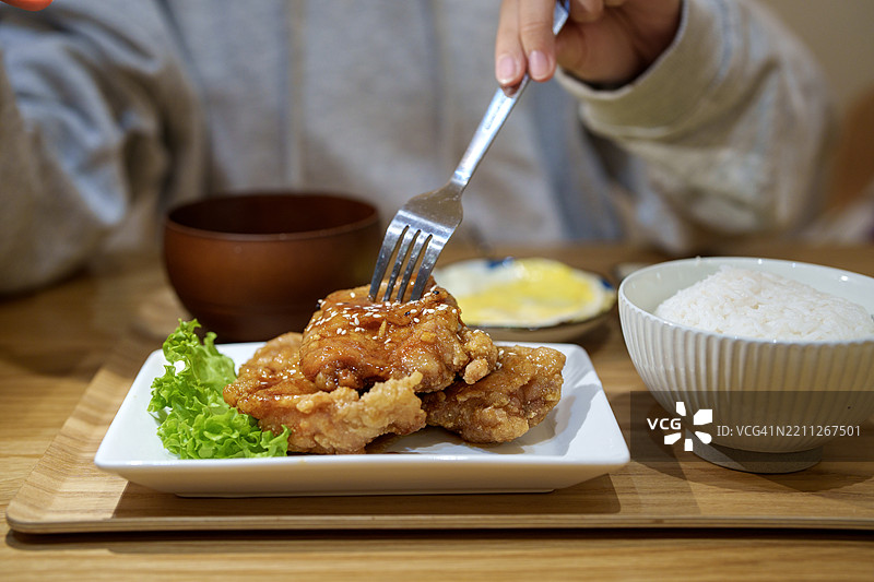吃炸鸡配甜蜜蜂蜜酱和米饭图片素材