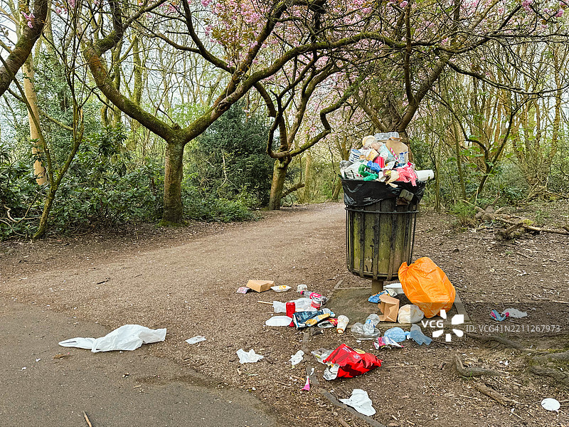 溢出的垃圾桶图片素材