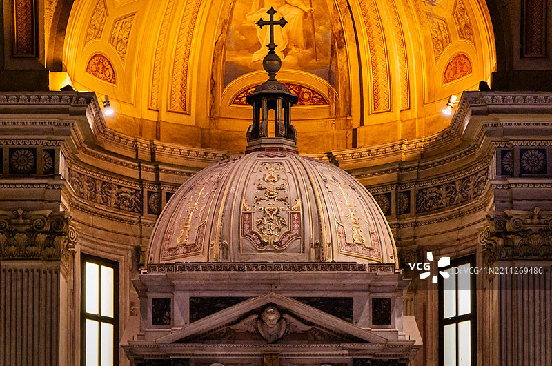 圣博尼法斯和亚历克西斯大教堂的巴洛克宏伟：华丽的祭坛、惊艳的壁画和金色装饰照亮了罗马丰富的精神和建筑遗产图片素材