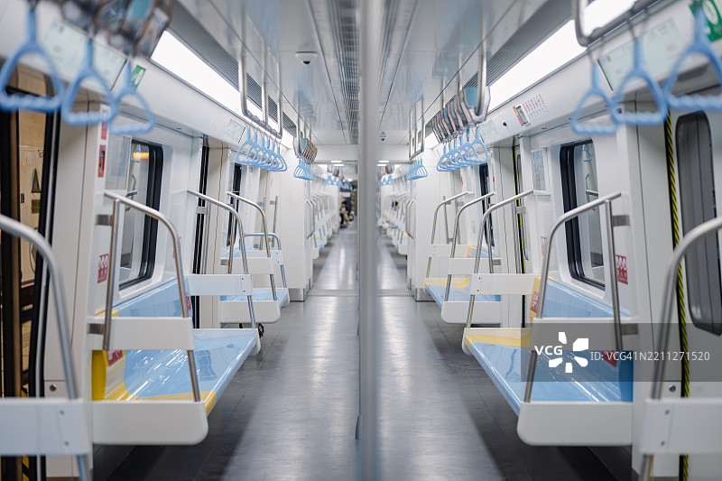 干净明亮的地铁车厢图片素材