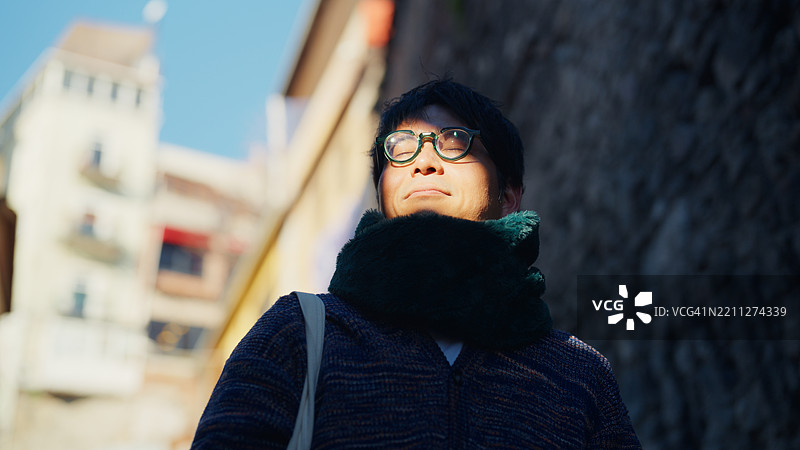 半边脸被阳光照亮的男人肖像图片素材