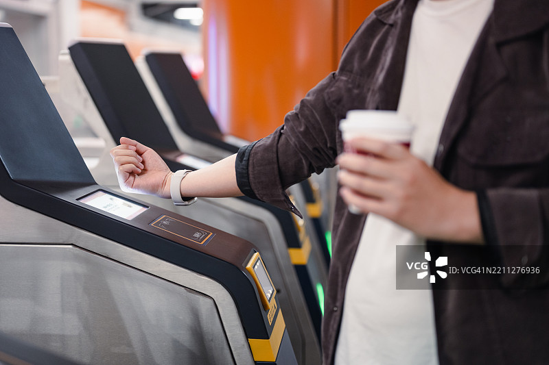 使用智能手表支付进入地铁站图片素材