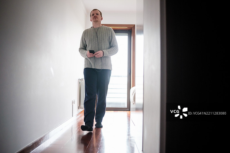 神经多样性男性在家中的安静空间休息图片素材