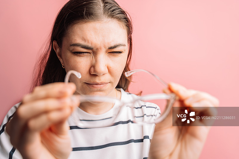 女士视力不好，试图通过眼镜改善视力，近视。图片素材