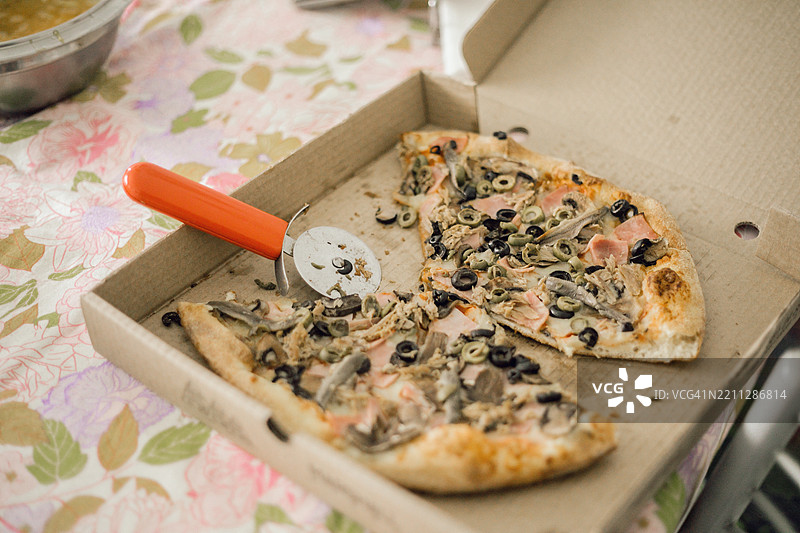 厨房桌子上的披萨和披萨刀图片素材