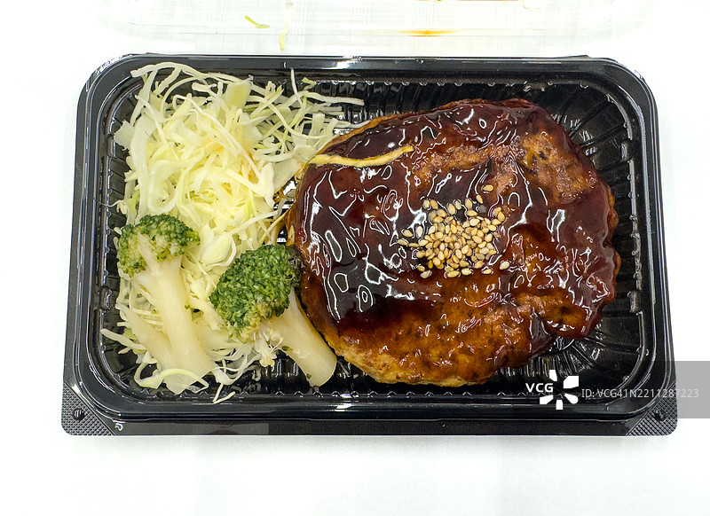 照烧汉堡排套餐装在外卖盒中图片素材