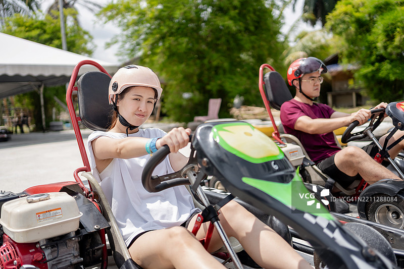 情侣在卡丁车上竞速图片素材
