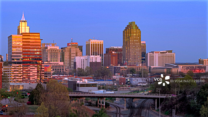 罗利天际线 - 市中心 - 北卡罗来纳州 - 日落无人机拍摄 - 远摄特写图片素材