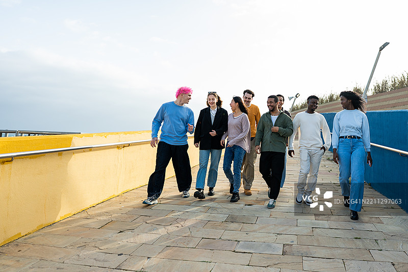 一群年轻人在长廊上走动并交谈图片素材