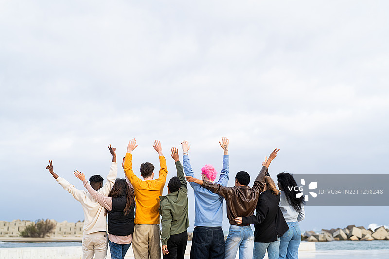 一群朋友在海边举手图片素材