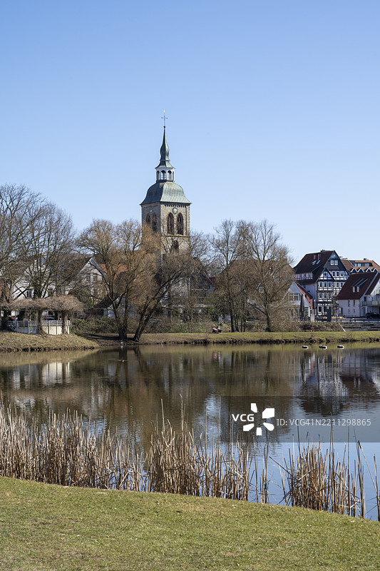 埃姆斯湖畔的圣艾吉迪乌斯教堂的城镇景观,位于德国北莱茵-威斯特法伦州的维登布吕克,雷达-维登布吕克。图片素材