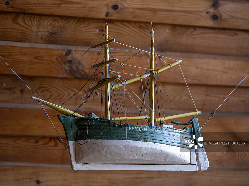 位于德国梅克伦堡-前波美拉尼亚州阿伦肖普的施菲尔教堂中的名为“和平”的祭祀船，位于费什兰德-达斯-津斯特半岛。图片素材