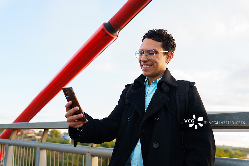 年轻人在户外使用科技设备图片素材