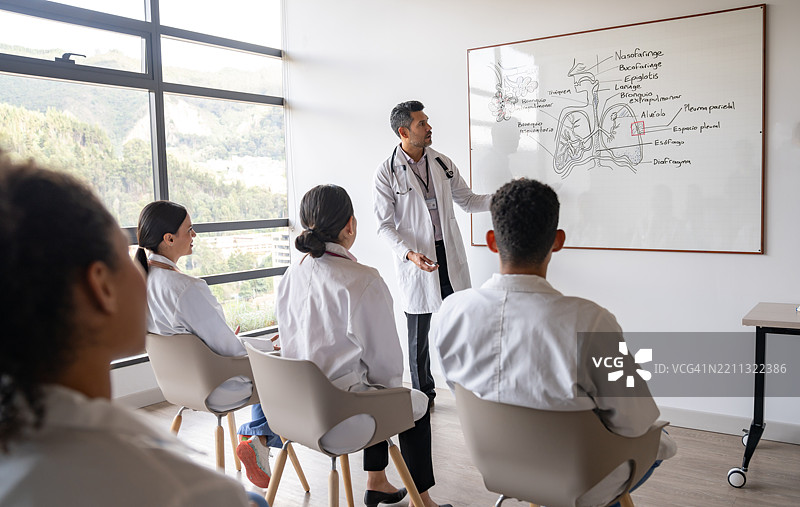 医生在医学院教一组学生图片素材