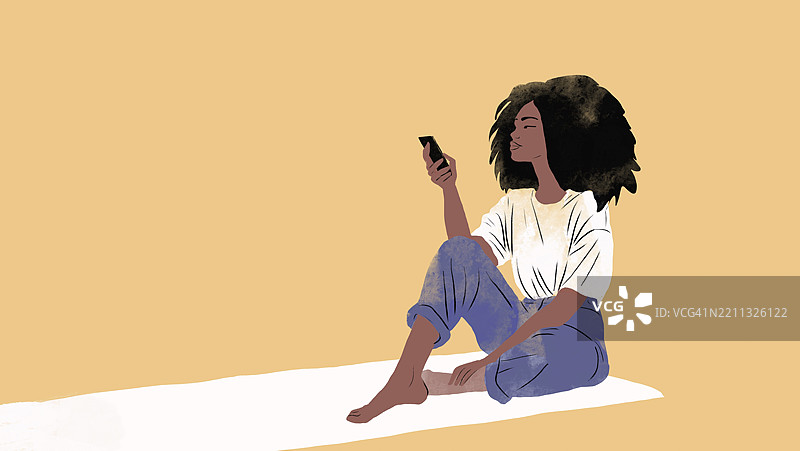 穿着休闲服装的女性坐着玩手机的插图图片素材