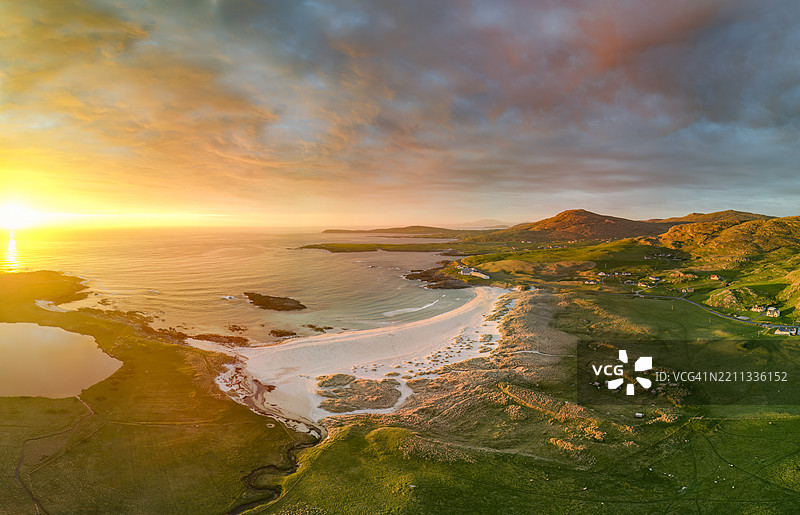 苏格兰巴拉岛的唐加斯代尔海滩在多彩日落时的鸟瞰图图片素材