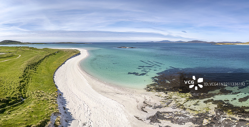苏格兰巴拉岛的埃奥利加里海滩的鸟瞰图，展现了碧蓝的海洋以及逃离和自由的感觉图片素材