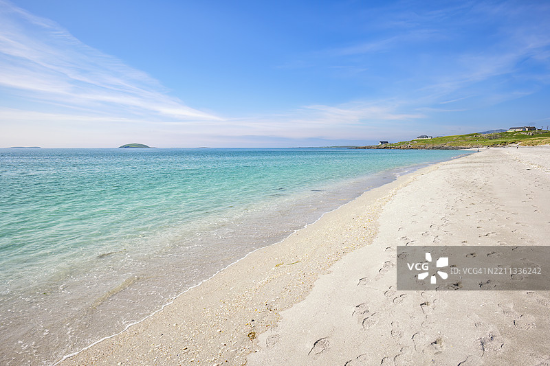 苏格兰埃里斯凯岛上邦妮王子查理的海滩，碧蓝的海水和沙滩。图片素材