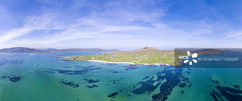 苏格兰埃里斯凯岛的航拍全景，连接南尤伊斯特的堤道和通往巴拉的渡轮码头图片素材