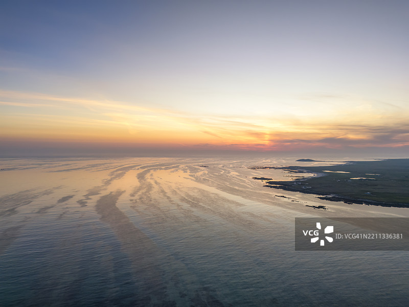 苏格兰西部群岛南尤伊斯特的夏季日落鸟瞰图图片素材