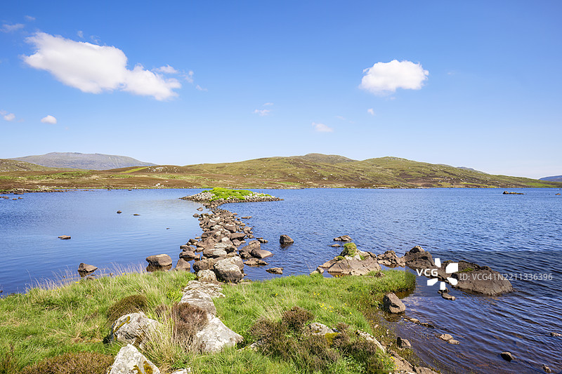 苏伊士岛上米尔湖的美丽景色，湖中有堤道和小岛。图片素材