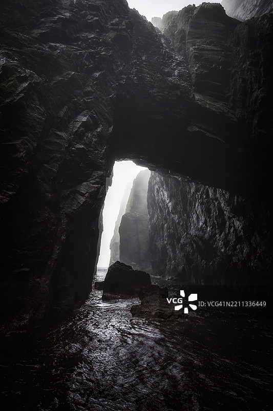 苏格兰明古莱岛的崎岖悬崖和自然拱门图片素材