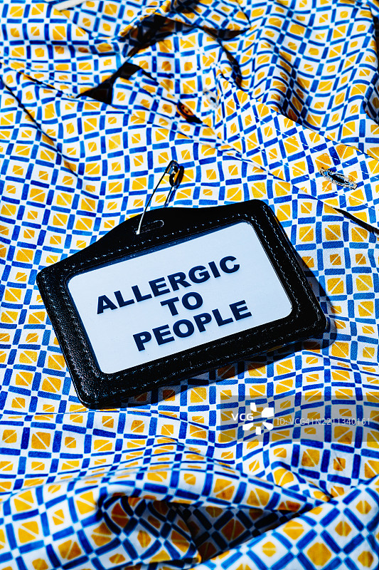 带有“对人过敏”字样的名字标签，配有色彩斑斓的几何图案衬衫图片素材