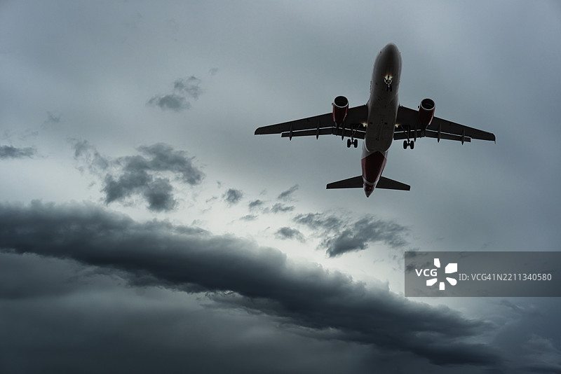 客机准备降落图片素材