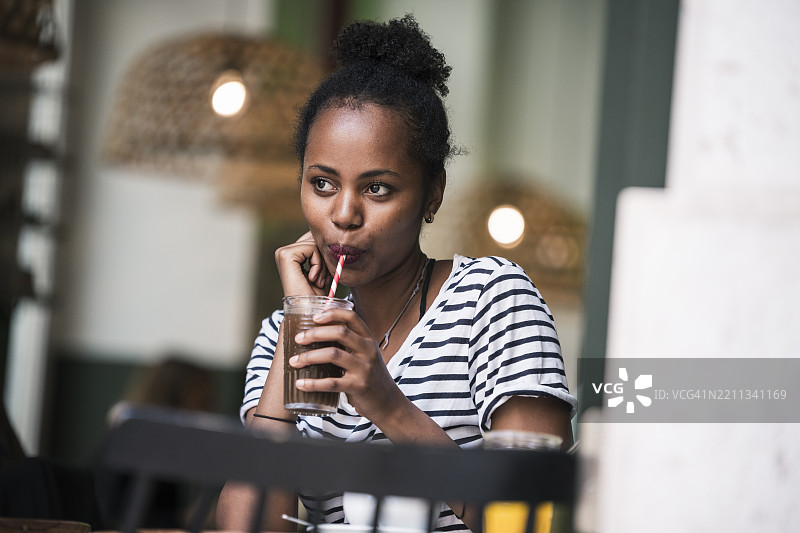 女人在室内咖啡馆享受咖啡图片素材