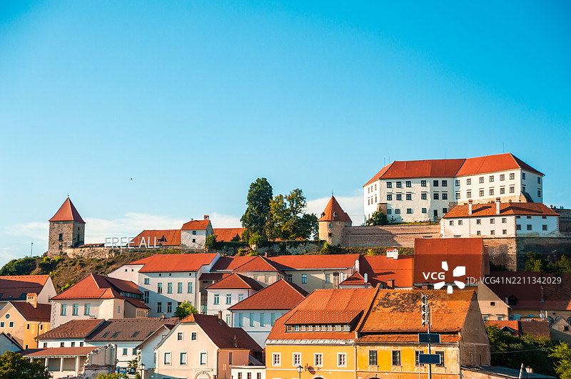 日落阳光照耀着历史悠久的经典住宅建筑——普图伊城堡图片素材