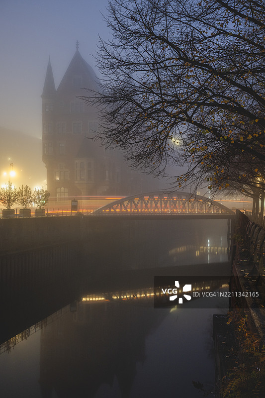 德国汉堡斯佩希哈特的雾夜老房子和桥的景观图片素材