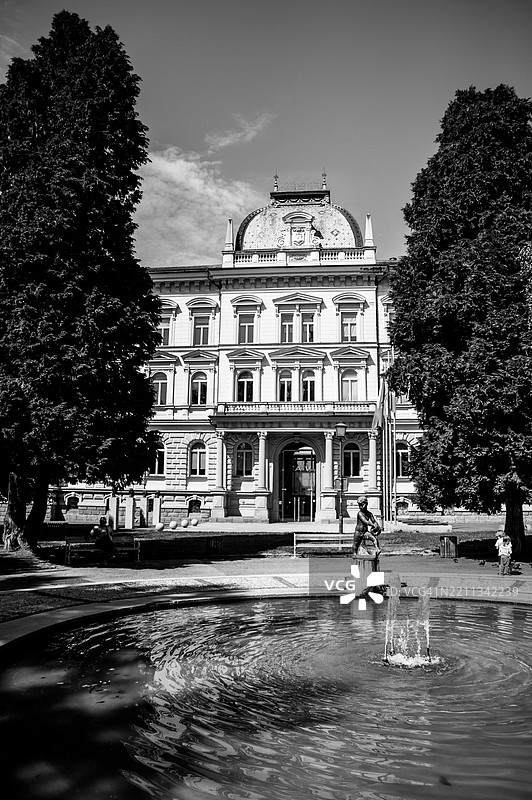 马里博尔大学前公共公园里的花朵和喷泉图片素材