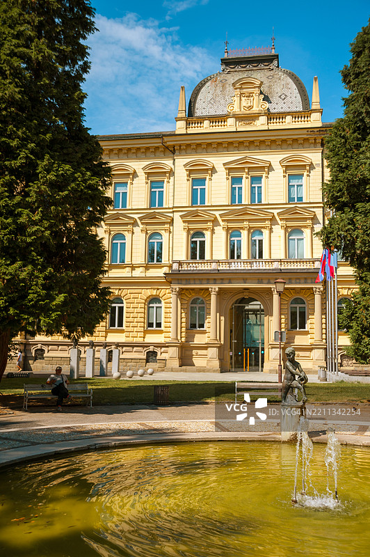马里博尔大学前的公共公园里的花朵和喷泉图片素材