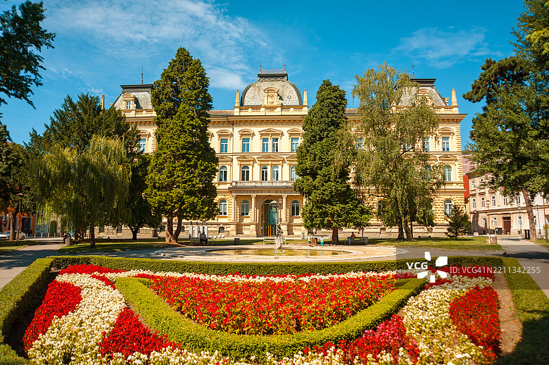 马里博尔大学前公共公园中的花卉布置和喷泉图片素材