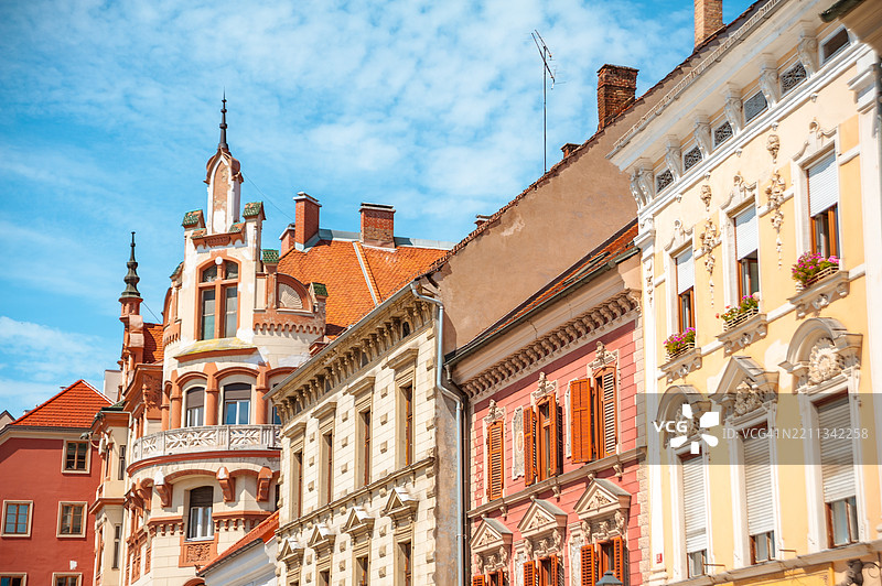 晨光照耀着老城区的古典历史住宅建筑图片素材
