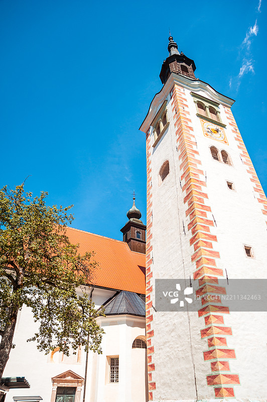 从下方俯视一座天主教教堂的塔楼图片素材