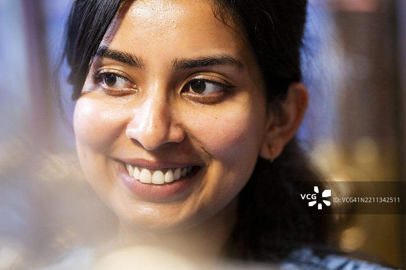 微笑的女性室内特写肖像图片素材