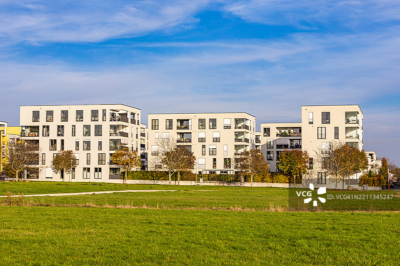 德国奥斯特菲尔登的现代公寓楼与绿色环境图片素材