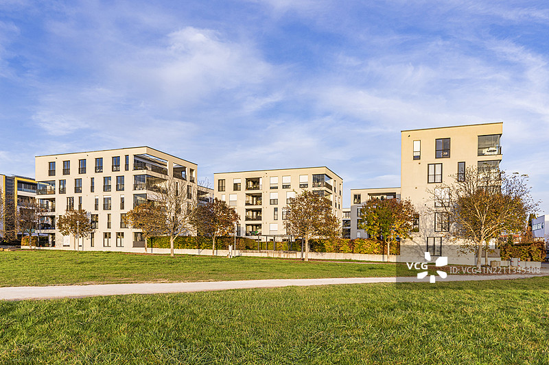 德国奥斯特菲尔登的现代公寓楼在阳光明媚的日子里图片素材