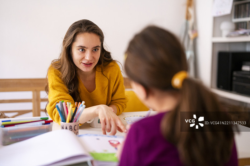 姐姐和妹妹在家里一起享受绘画的美好时光图片素材