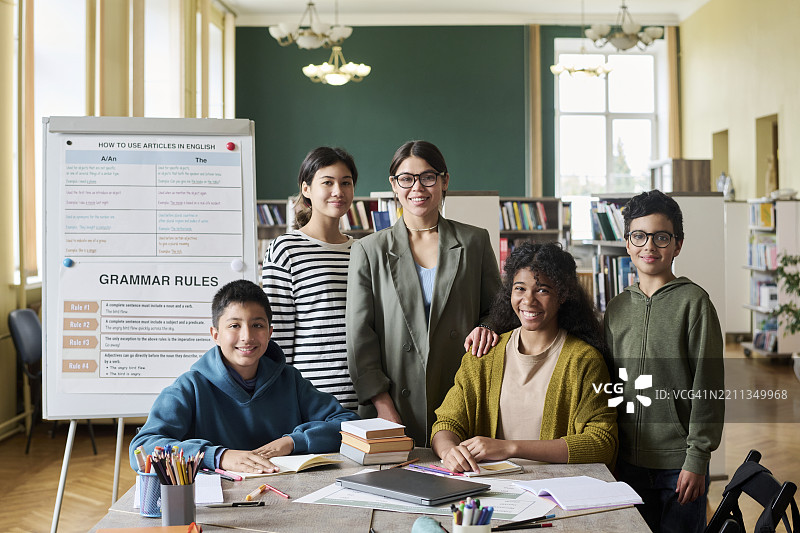 教师与学生在教室环境中的合影图片素材