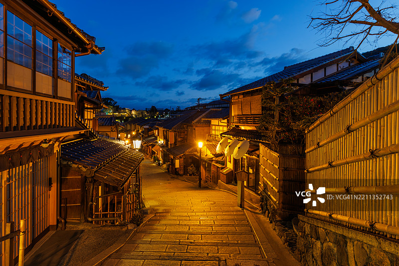 京都夜晚的日本风格街道，二年坂，京都街道图片素材
