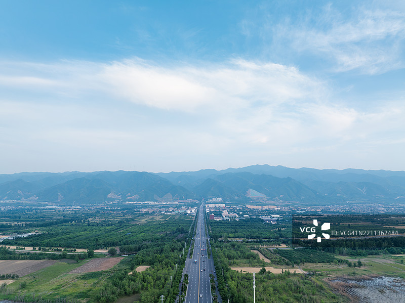 通往山脉的无尽道路图片素材