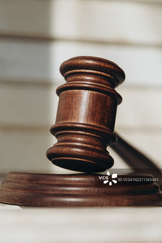 棕色木槌放在声音块上，背景光线明亮。图片素材